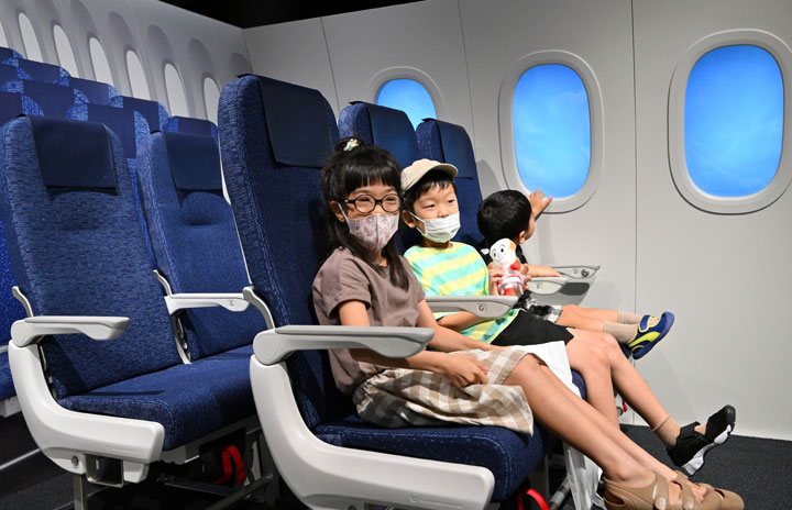 中部空港、787実機展示施設にトヨタ紡織シート展示