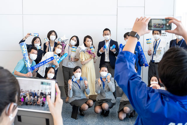 羽田第2ターミナル国際線エリアで開かれたANAの第6回Haneda’s Prideコンテストで審査終了号に記念撮影する旅客サービス部のメンバー＝22年9月6日 PHOTO: Takayuki MURATA/Aviation Wire 