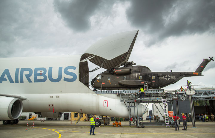 エアバス、大型輸送機ベルーガSTに軍用ヘリ積込 クレーン不要の搭載