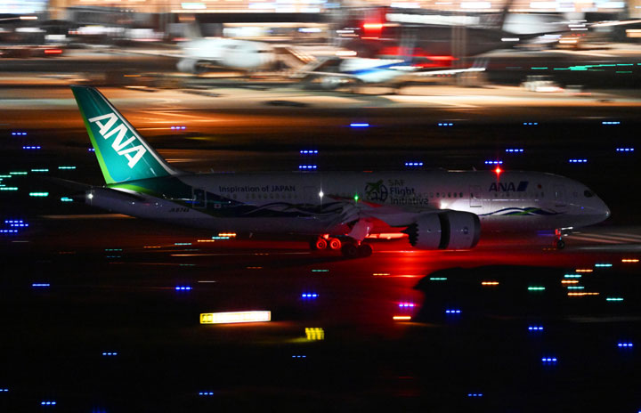 ANA、緑の787「グリーンジェット」2号機が夜の羽田到着 初便は11/14 ...