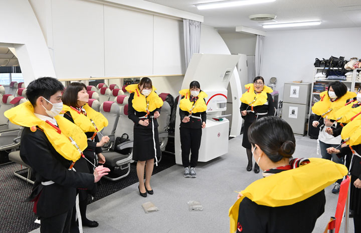 ライフベストはなぜ出口で膨らます？ JAL、マイルでCAお仕事体験