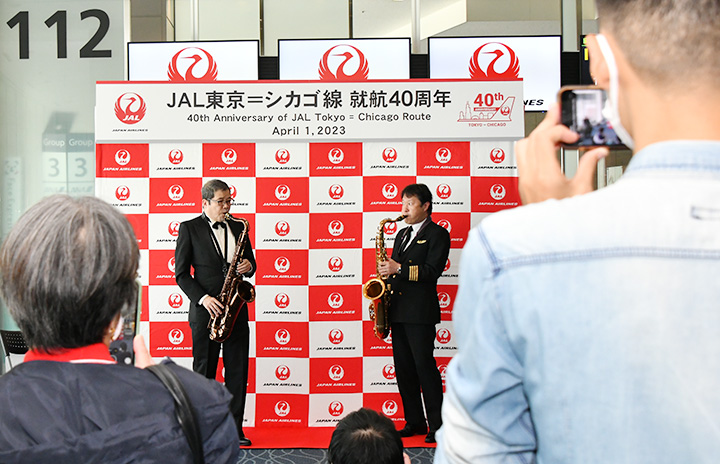 JAL celebrates 40th anniversary of Tokyo-Chicago service with captain's saxophone performance