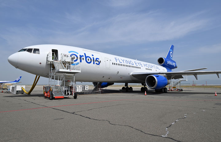 お*8様 メカ付きMD2.0 MD-10「空飛ぶ眼科」関空出発しベトナムへ 元FedExの3発機