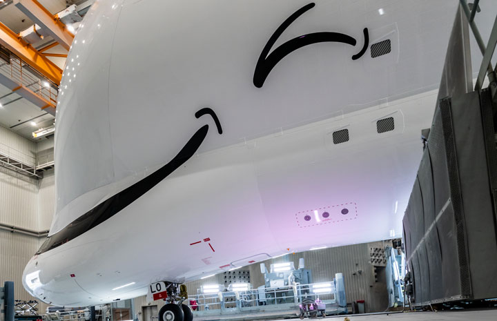 エアバス、ベルーガXL最終6号機お披露目 いたずらっぽく笑う”シロイルカ”