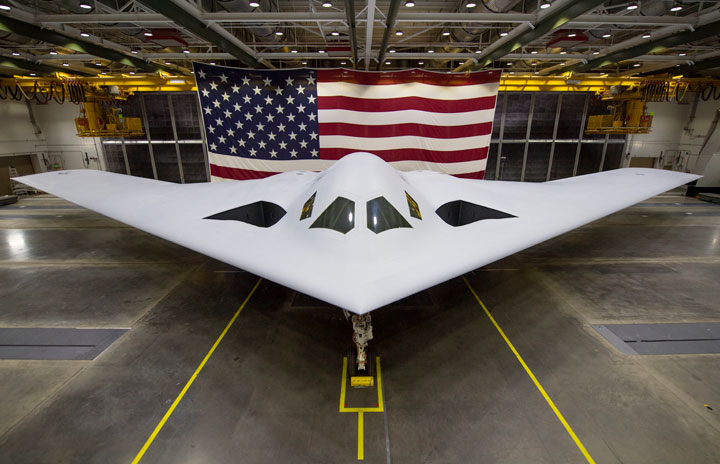 米空軍、B-21次期ステルス爆撃機が初飛行 B-2やB-52置き換え