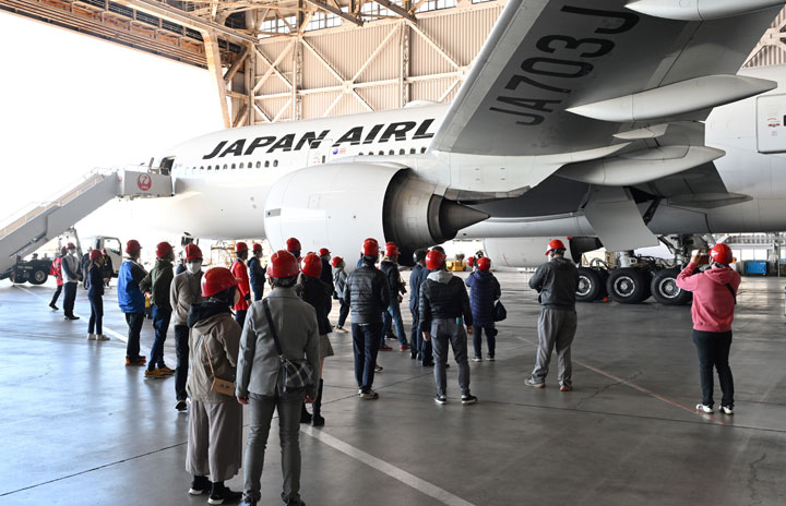 JAL最後の777-200ER「JA703J」見学会 倍率10倍超、コックピット見学や