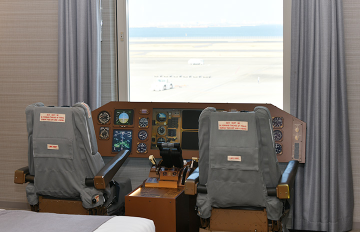 JAL、羽田エクセルホテルにコックピット再現 シートは本物再利用、目の
