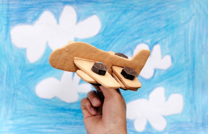 ジェイエア、機内販売で「メカサブレ飛行機セット」チョコのネジで