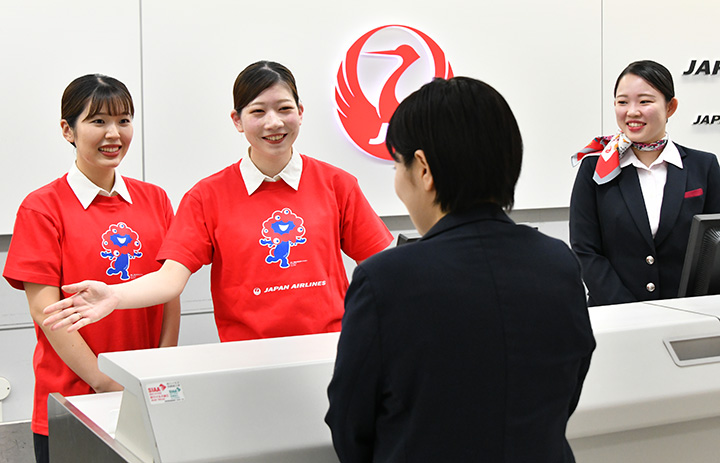 JAL、ミャクミャクTシャツで万博応援 成田など4空港、地上係員が限定着用