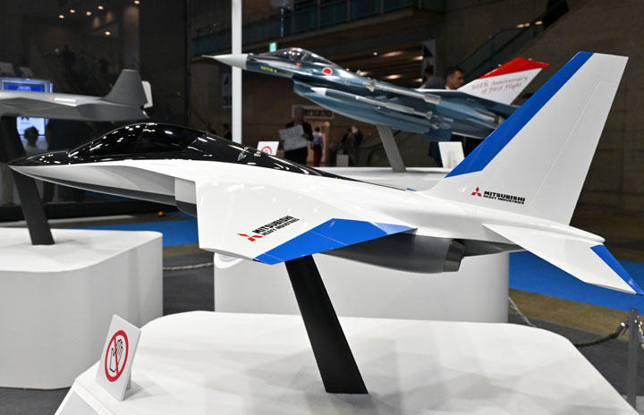 三菱重工、次期練習機T-Xのコンセプト初公開 白に黒と青配すハウス