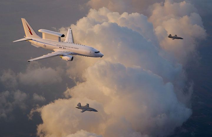 ボーイングと豪空軍、無人機MQ-28とE-7A連携実証 1人で複数機を遠隔操縦