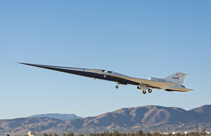 ソニックブーム防ぐ超音速機X-59、初飛行成功 NASAとスカンクワークス