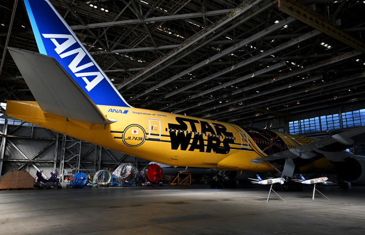 C-3POのサイン最後まで残る ANA、羽田で倍率125倍C-3POジェット撮影会