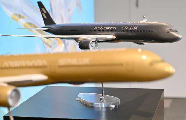 銀・金メタリック塗装A350-1000 スターラックス航空、空山基氏とコラボ