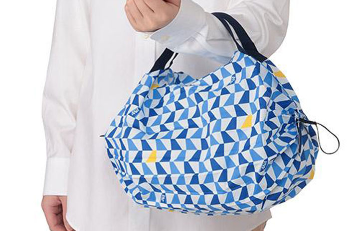 ANA、垂直尾翼モチーフのコンパクトバッグ 幾何学模様に