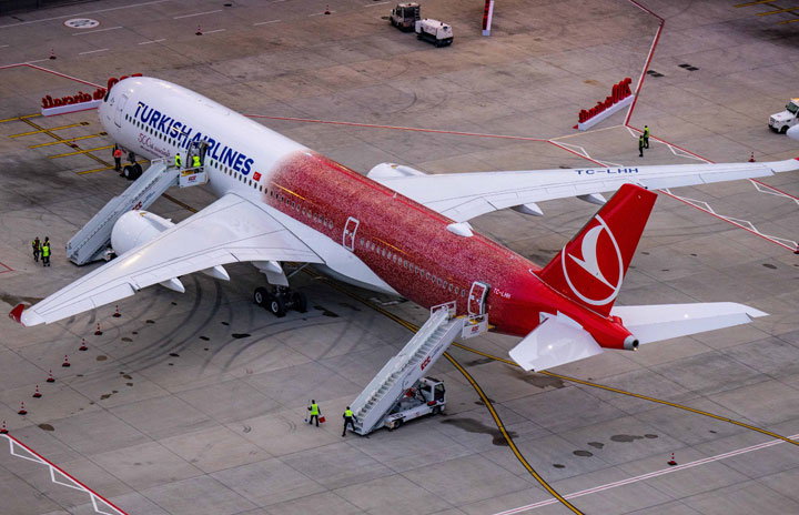 ターキッシュ、保有500機記念でA350特別塗装「TK Family」10万人の社員描く