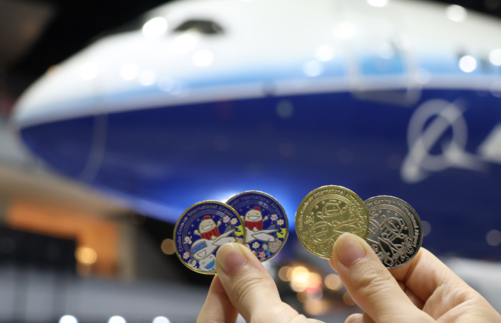 中部空港、787展示施設にメダル販売機 刻印サービスも