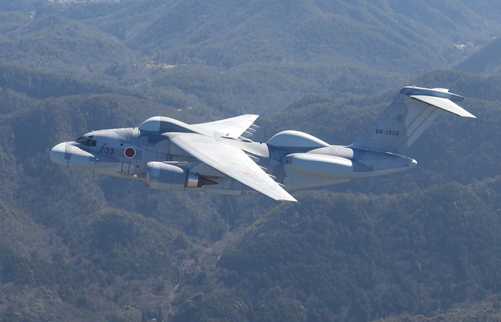 空自、スタンド・オフ電子戦機の初飛行写真公開 ”カモノハシ”姿のC-2改修機