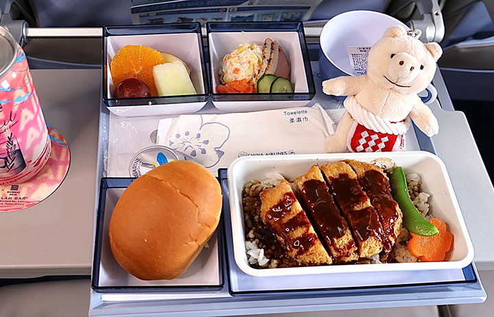 チャイナエアライン、中部発エコノミー「みそかつ」機内食 4/1から期間限定