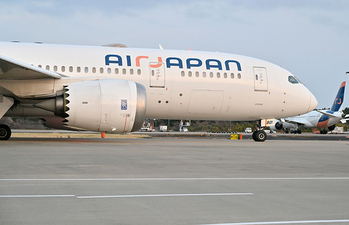 専用 AirJapan仕様の787、パイロット訓練で活用 当面は非営業機