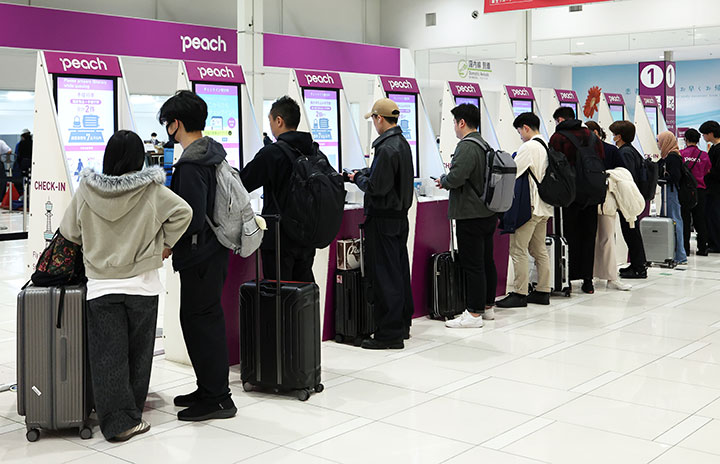 ピーチ、旧ロゴ関空カウンター最終便は成田行きMM313便