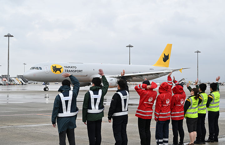 ヤマトとJAL、関空でA321貨物機公開 札幌1日1往復