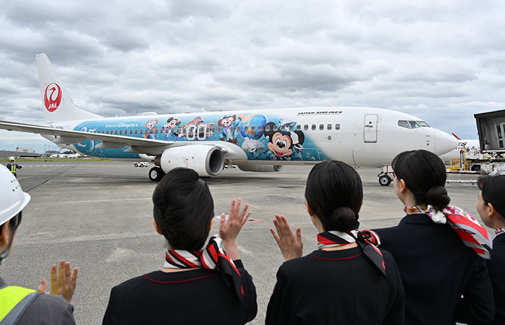 JAL、ディズニーシー25周年塗装「ジュビリーエクスプレス」就航 737で