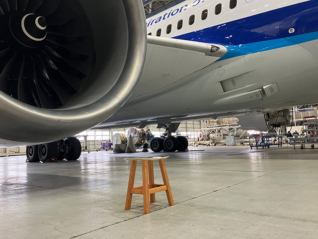 貴重 ANA B 787 客室 窓 実機取り卸し 機窓 プレート フォトスタンド ANA、787使用済み客室窓をスツールに 限定30脚