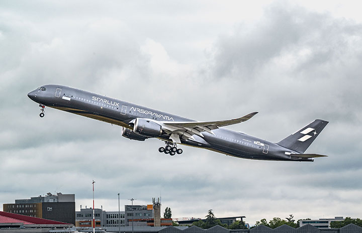 スターラックス航空、銀メタ「AIRSORAYAMA」初飛行 空山基コラボA350