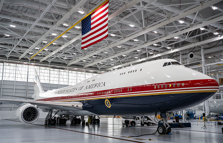 暫定エアフォース・ワン、トランプ大統領がお披露目 VC-25ブリッジ