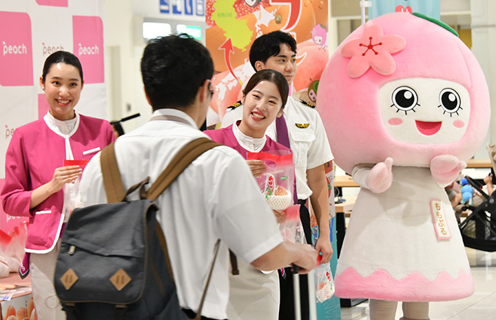 mojocamar フルーツ巾着　桃　ピンク ピーチ恒例のモモイベント、今年はドリンクも「めしあがれ」