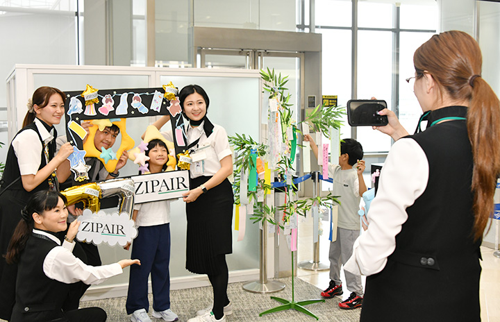 発送土日☆ ZIPAIR、社員主体の七夕イベント 訪日客、成田空港で短冊書き体験