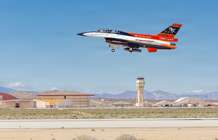 スカンクワークスと米空軍、X-62をAI自律操縦 標的機の迎撃位置まで飛行