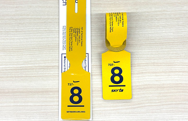 スカイマーク、737-8就航記念の牛革タグ 9/1発売