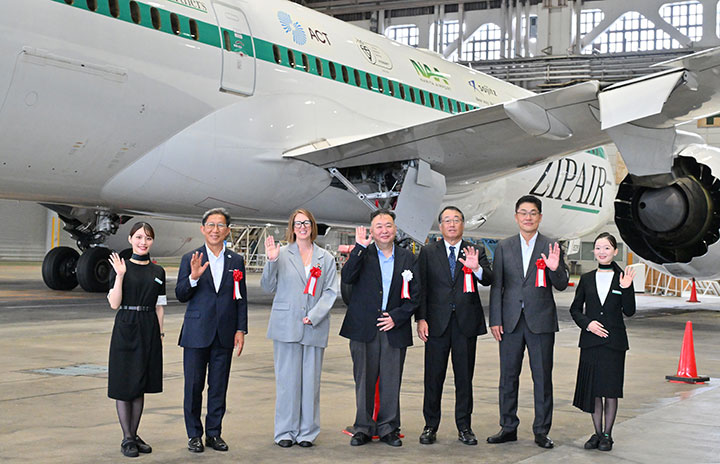 ZIPAIR、787デカール機で脱炭素PR 成田空港など4社と