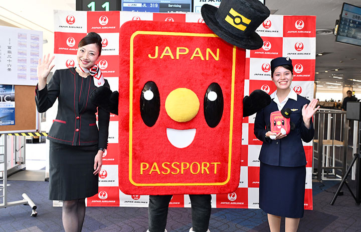 JAL celebrates 160th passport issuance anniversary at Haneda with passenger event